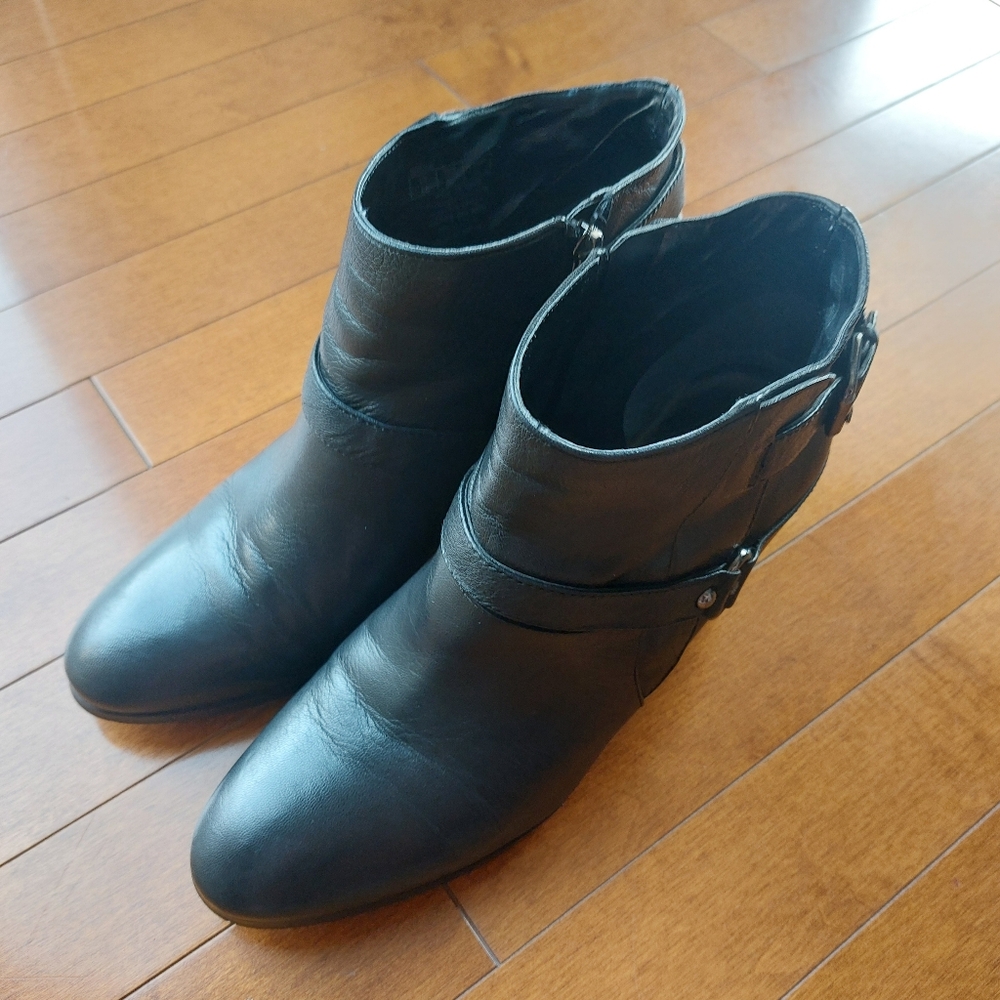 MARC FISHER Black Leather Ankle Booties. Women's Size 10. π€